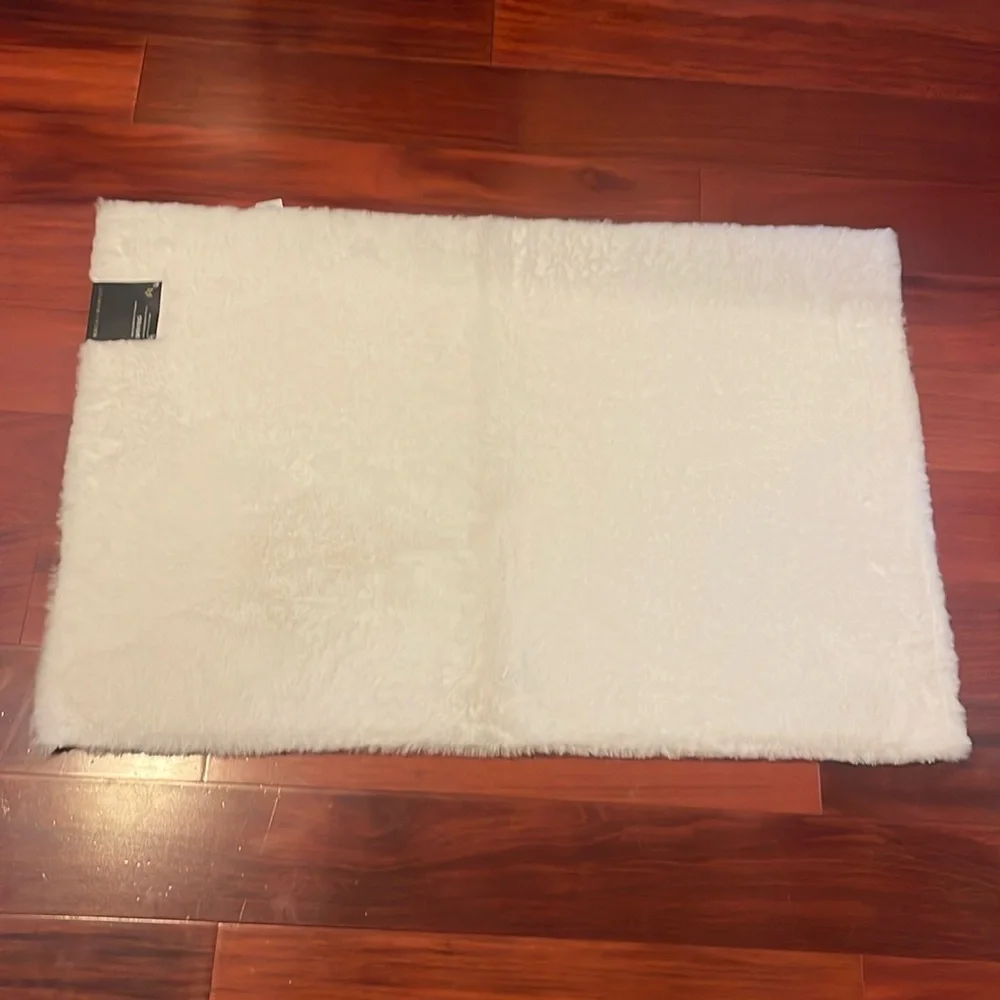New 24” x 36” Bath Rug White - ARCH / MANTLE